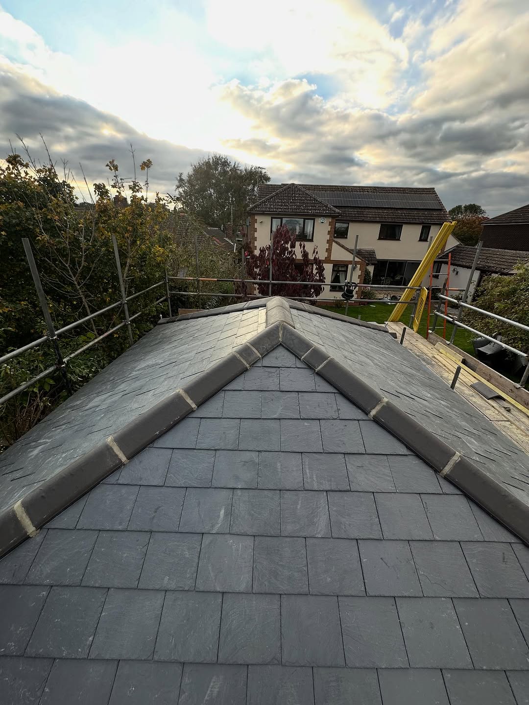What a way to wrap up a chaotic past few weeks finishing this slate roof 😬🔨

Can’t beat natural slates 😍
